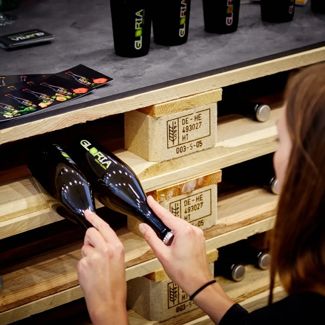 GLORIA — Getränkeflaschen und Merchandise am Messestand