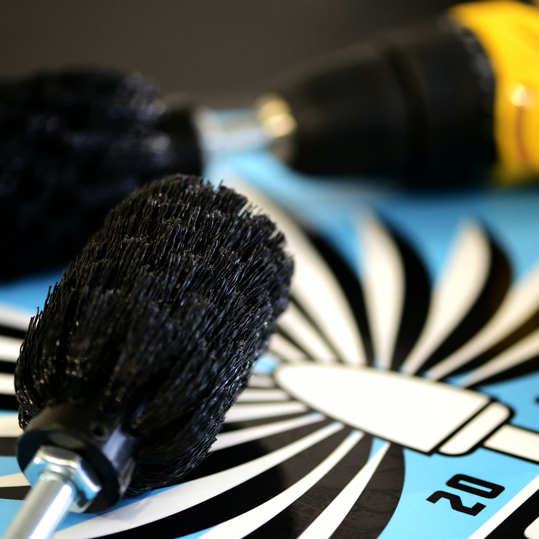SB-003 Carpet Brush — studio packshot on the emblem backdrop