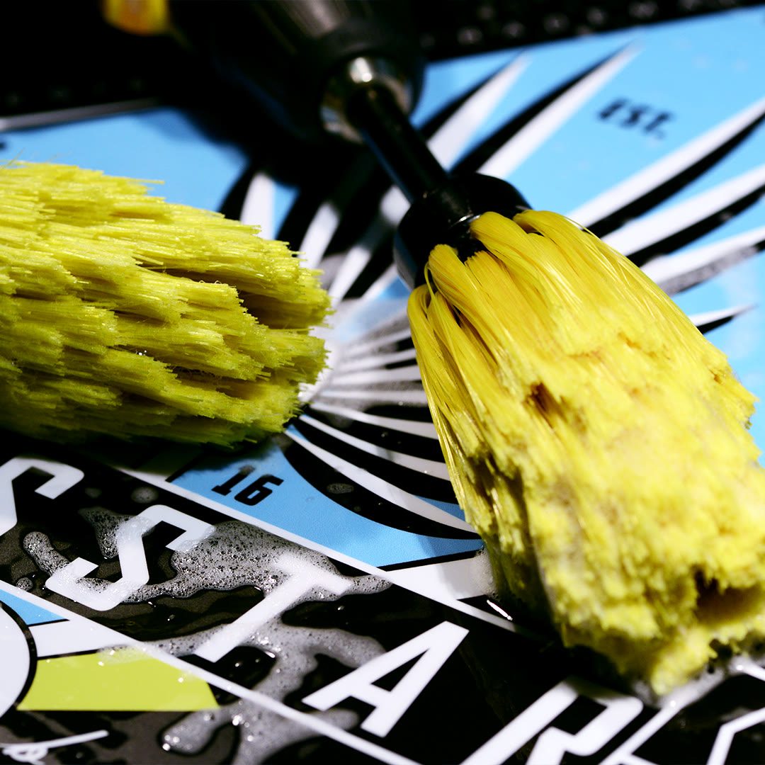 SB-010 Easy Brush — yellow brushes, studio packshot on the emblem backdrop