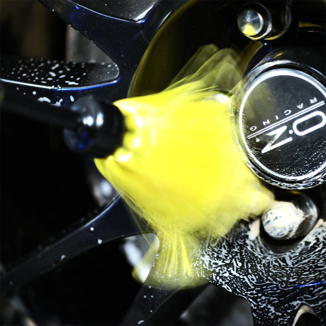 SB-010 Easy Brush spinning on an O·Z Racing wheel with foam