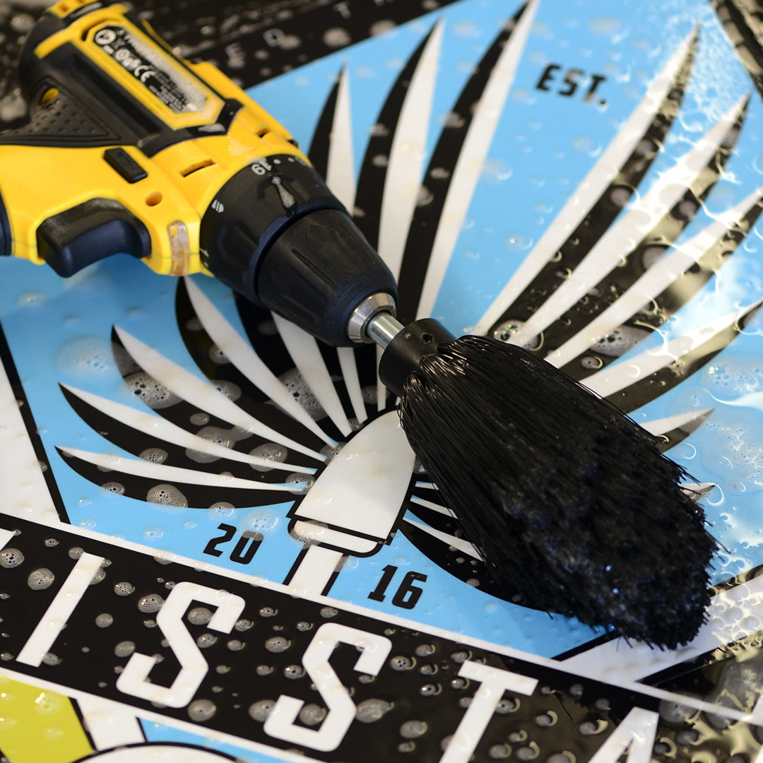 SB-001 Rim Brush — studio packshot on the TWISSTAR emblem backdrop with foam